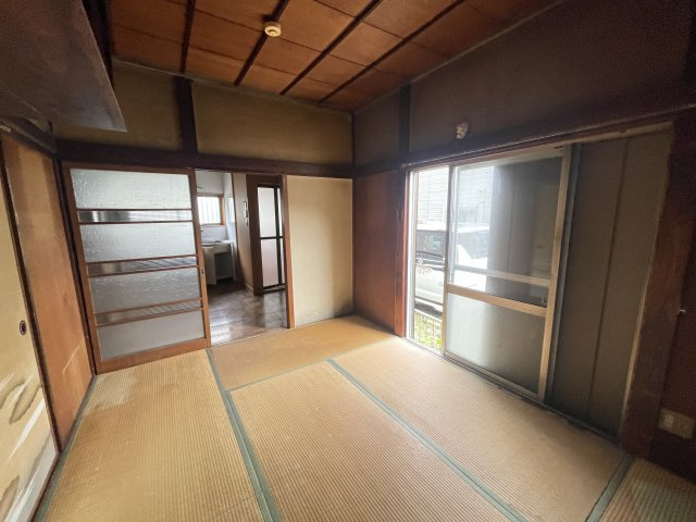 1階に2部屋ありますので、ご高齢に方にも優しい間取です。　収納スペースが豊富です。