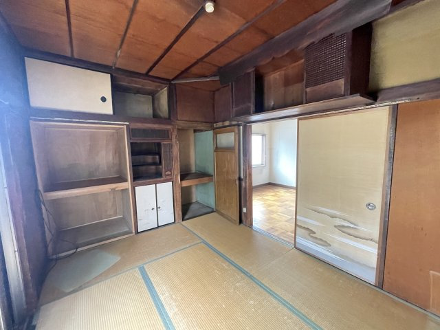 1階に2部屋ありますので、ご高齢に方にも優しい間取です。　収納スペースが豊富です。