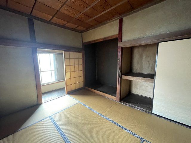 2階右側和室になります。　収納スペースが豊富なので、荷物が多くても問題ございません。