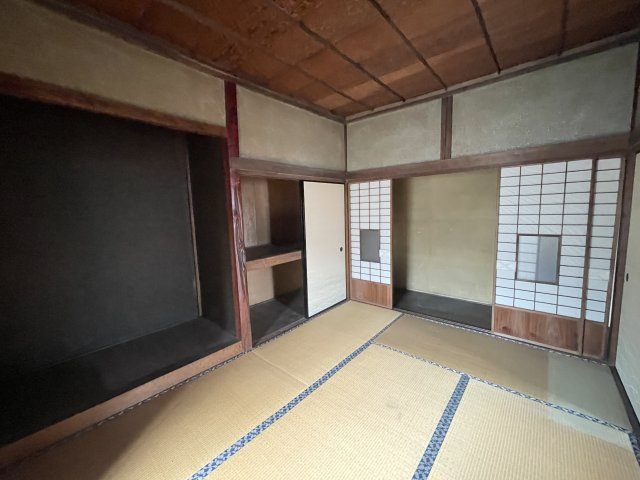 2階右側和室になります。　収納スペースが豊富なので、荷物が多くても問題ございません。