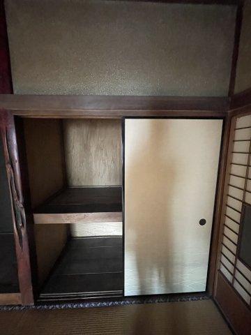 2階右側和室になります。　収納スペースが豊富なので、荷物が多くても問題ございません。