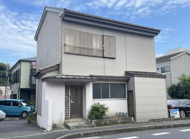 ・バス停まで徒歩1分の立地　・小学校が徒歩5分圏内のためお子様がいるご家庭は安心です。　・室内は4DKと広めのためファミリー層にオススメです。
