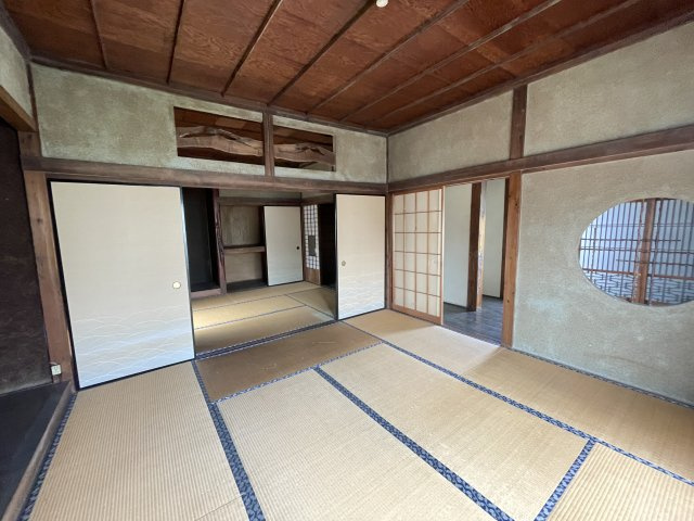 2階左側和室なります。　8帖ございますので広々と使えます。