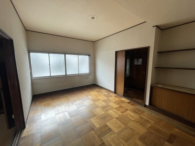 前面道路が開けているため日当たり良好です。　収納棚がありますのでとても便利です。