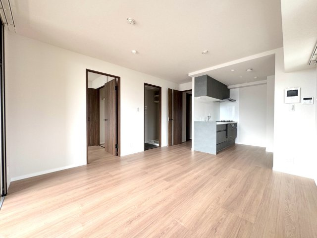 【家具の配置がしやすい間取り】壁面が広く、お好みのソファやテレビボード、ダイニングテーブルなどを自由にレイアウト可能。インテリア選びが楽しくなるリビング空間です。