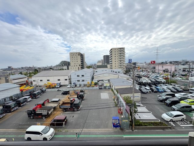 【5階部分・開放的な眺望】角部屋の5階部分につき、陽当たりや風通しはもちろん、周囲の圧迫感が少ない見晴らしの良さも魅力です。気持ちの良い空が広がります。