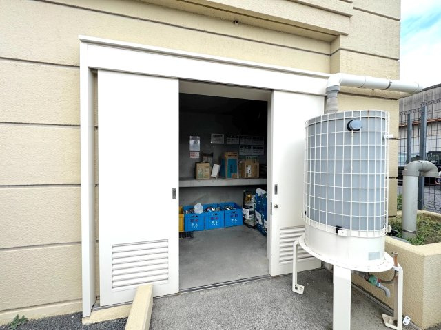 【敷地内ゴミ置き場】マンション敷地内にゴミ置き場があるため、忙しい朝のゴミ出しもスムーズ。雨の日でも濡れにくく、毎日のちょっとした家事負担を軽減してくれます。
