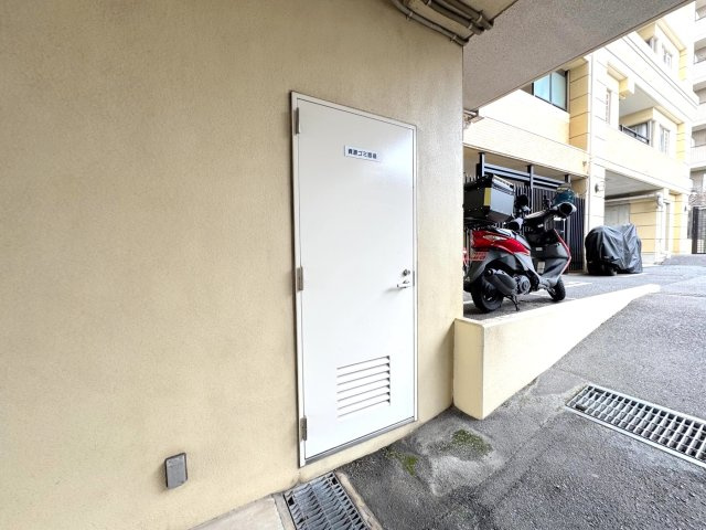 【分別しやすい資源ごみ置き場】資源ごみの回収スペースもしっかり管理されており、マンション全体の美観が保たれています。管理体制の良さが伺える安心のポイントです。