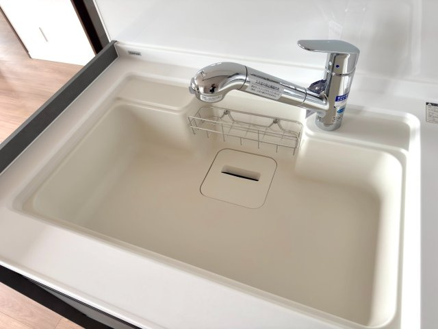 【浄水器一体型水栓】キッチンには、いつでも美味しく安心なお水が飲める浄水器を完備！シンク周りがスッキリし、お料理や飲料水など毎日の生活に大活躍します。