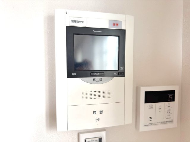 【TVモニター付きインターホン】来客の顔をしっかり確認してから対応できるので、防犯面も安心！お子様のお留守番時や、夜間の訪問者にも心強いセキュリティ設備です。