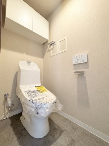 【新規交換済トイレ】温水洗浄便座付きの新しいトイレです！毎日使う場所だからこそ、新品で清潔なのが嬉しいポイント。お手入れもしやすい設計で、いつでも快適にお使いいただけます。