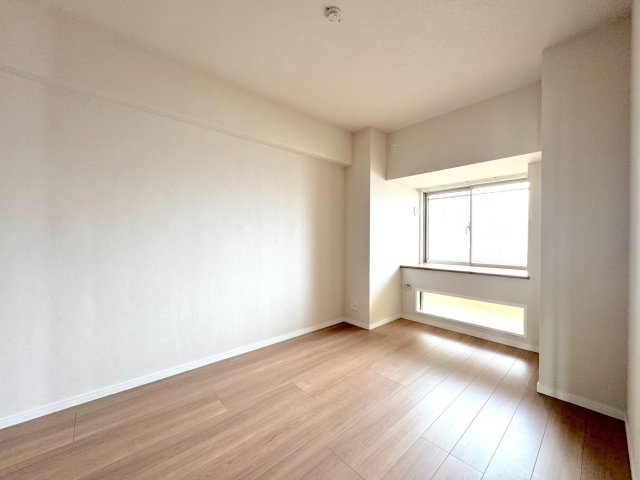 【洋室約6帖】子供部屋にもぴったりな明るい洋室！全室に窓がある角部屋のため、どのお部屋も風通し・採光が良好です。収納スペース付きで、お子様のおもちゃや衣類もスッキリ片付きます。