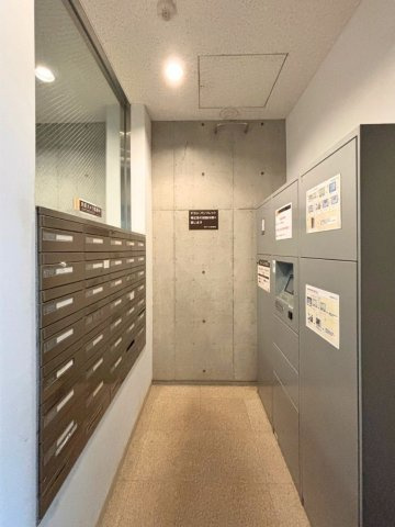 宅配ボックスを完備。不在時も安心して荷物を受け取れます。