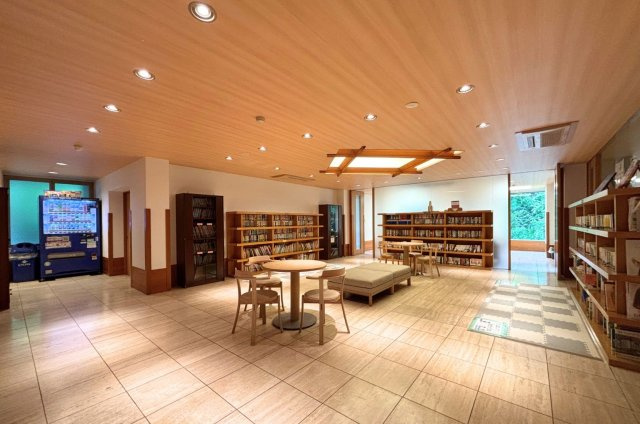 敷地内にある共用施設「森の家」ライブラリー。図書館のように穏やかな読書時間を楽しめそうです。