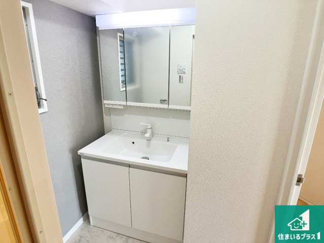清潔感のある洗面台です。フラットな鏡は掃除がしやすく毎日清潔！鏡裏には収納があるのでスッキリとした洗面台が保てます。