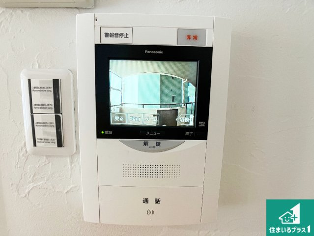 カラーモニターインターホン！声だけでなく来訪者の姿や顔がモニターで確認できるので、小さなお子様がいらっしゃるご家庭でも安心できます！