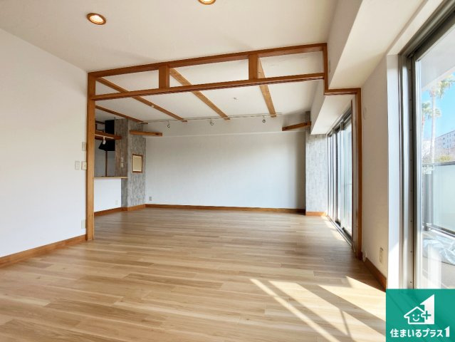 日当たり良好の明るいリビングで朝の目覚めもスッキリできそう！対面キッチンでご家族のコミュニケーションも自然と増える設計！小さなお子様が遊ぶスペースを作っても広々とくつろげるLDK！
