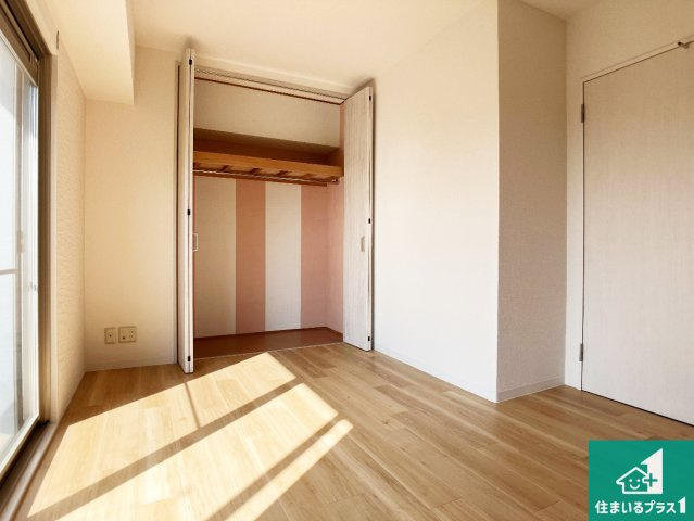 寝室は心地よい眠りについてもらいたくて、シンプルかつ開放的な空間な設計にしています！大きな窓から差し込む日が心地いいです♪