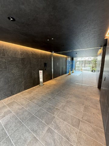 分譲マンションらしい高級感漂うエントランス