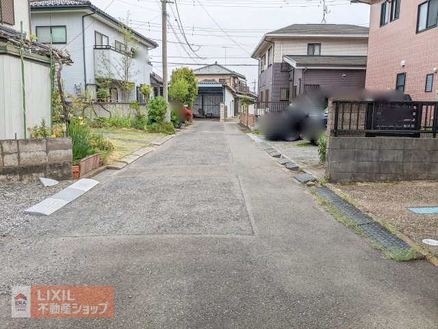 【前面道路／現地写真】前面道路の幅員もゆったりしています。