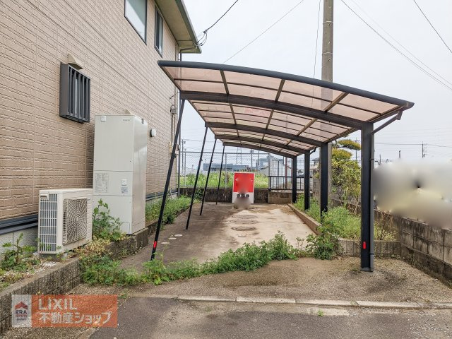 【駐車場／現地写真】縦列2台駐車k納です。カーポートも設置されています。