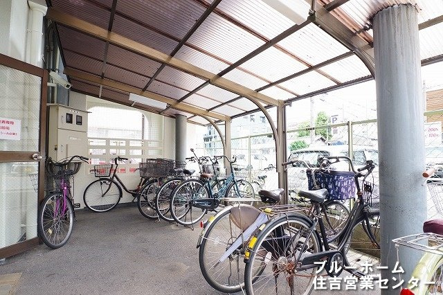 屋根付きの駐輪場です！