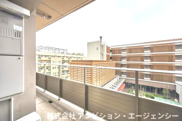 青空が広がる開放的なバルコニー。視界を遮るもののない良好な眺望を楽しみながら、リラックスできます。