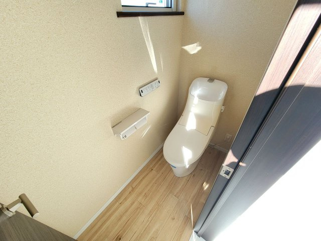2階トイレ　ウォシュレット付き