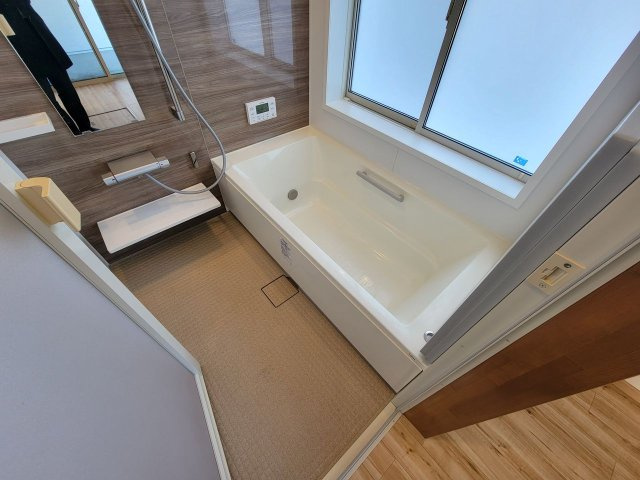 1坪サイズバスルーム　大きな窓で明るいバスルーム