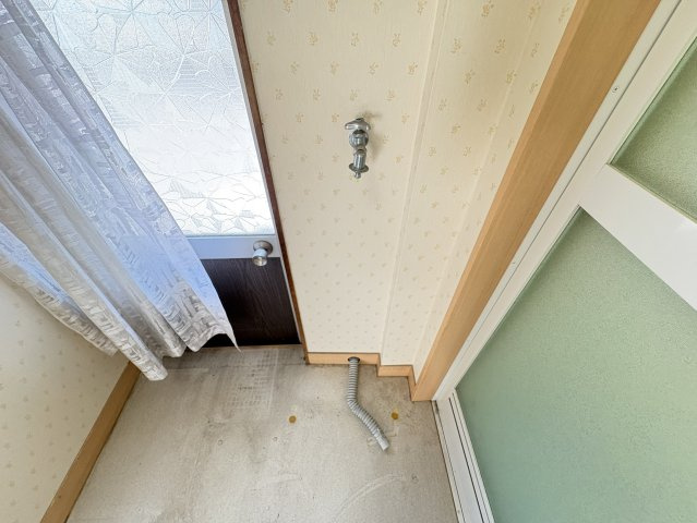 室内に洗濯機置場を設けており、天候を気にせず家事を行える便利な間取り。洗面室と浴室が隣接しているため、洗濯から入浴までの生活動線もスムーズ。窓があることで換気がしやすく、湿気がこもりにくい点も魅力。