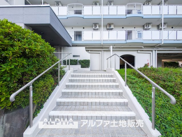 並木と建物が調和した、のびやかな住環境。通り抜ける風と緑の香りが心地よく感じられる一角です。