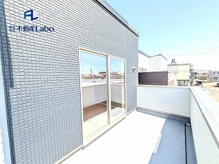 ●バルコニー●　可動式の物干し金物が付いており、使用しない際は収納できます♪お洗濯には十分なスペース♪