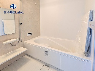 ●浴室●　1坪タイプのゆったり入れるユニットバスは、壁全面にマグネットが付きます♪　マグネット式のシャンプーラックなどを取り付ければ収納力とお掃除が楽々♪