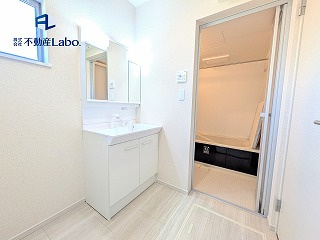 ●洗面室●　キャビネット付き洗面化粧台♪歯ブラシや化粧品などの収納に便利です♪鏡は3面鏡となっております。清潔感のある洗面所は、毎日の身支度も気持ちよくお使いいただけます♪