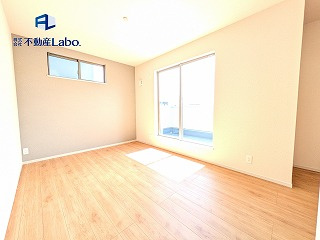 ●主寝室●　広々とした主寝室は2面採光を採用しており、光と風をたっぷりとりこめ、明るく落ち着ける空間。全ての窓に複層ガラスが採用されており、断熱性能が高いため全居室快適に生活ができます♪