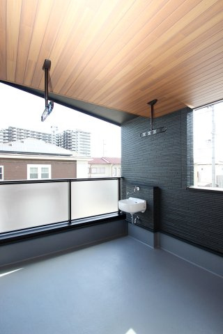 バルコニー前面には外部からの視線が入りにくいパネルを採用。採光性が高いパネルを使用しているので洗濯物もしっかり乾く◎【プラン例】建物価格2040万円~、建物面積99.03？