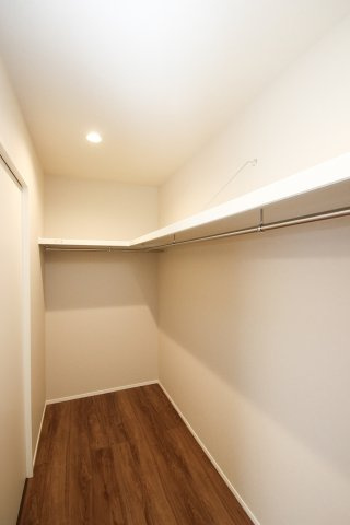主寝室横の3帖のウォークインクロゼット。入り口は引戸タイプで両手がふさがっていても出入りしやすい◎【プラン例】建物価格2040万円~、建物面積99.03？