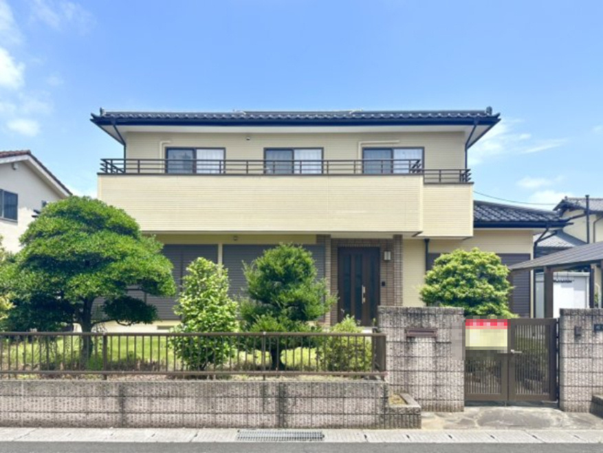 ■外観｜シンプルでいつまでも飽きのこないデザインが特徴の「ナチュラル」スタイル。時を経ても周囲の環境に調和し、どんなご家族にも“フィット”するデザインです。