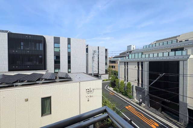 南向きのバルコニーで日当たり良好。洗濯物も良く乾きそうです。