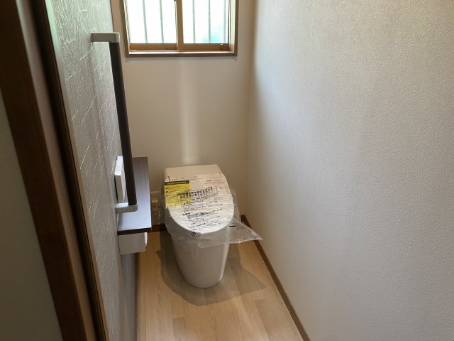 トイレには窓があり明るい室内です。手摺がありバリアフリーになっています。