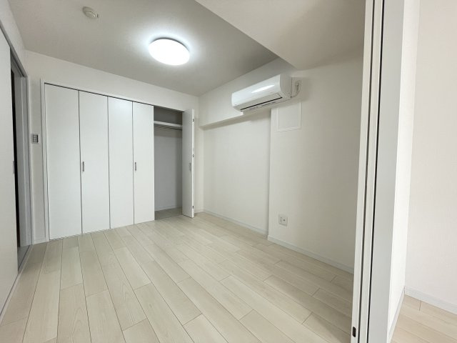 LD横の洋室は、扉を開けて解放感ある空間に。