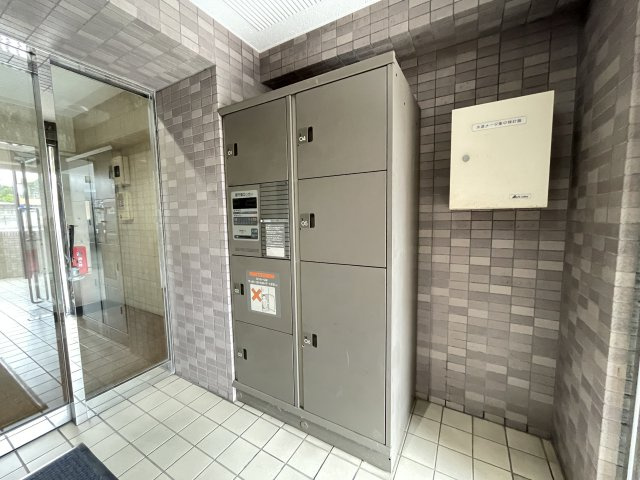 共働きや留守が多いご家庭でも安心な、宅配ボックス完備。