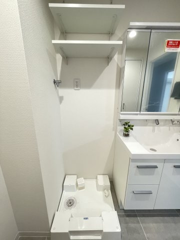 洗濯機置き場の上にも収納スペースがあり、小さなお子様の洗剤等の誤飲も心配不要。