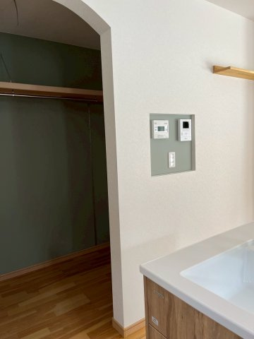 建築当時の写真です。キッチンの真横に2.2帖のパントリーがあり家事同線が楽に。
