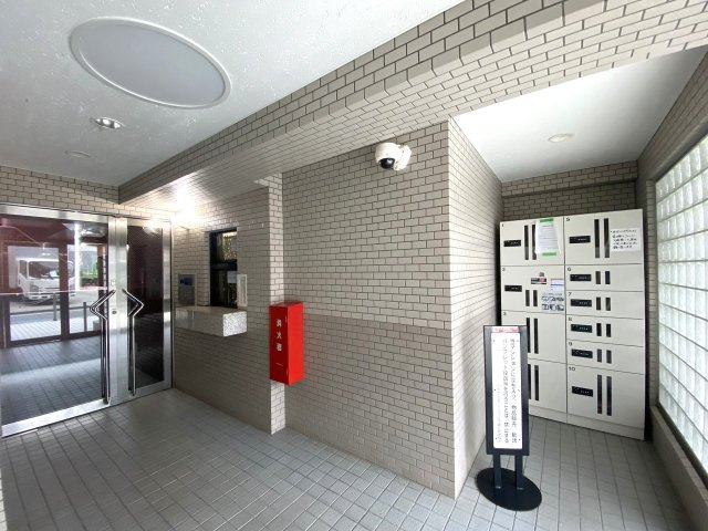 敷地内に用意された駐車場スペースです。愛車を身近に保管できるため、普段のお買い物や週末の家族でのお出かけもスムーズに移動でき、快適なカーライフをしっかりサポートします。