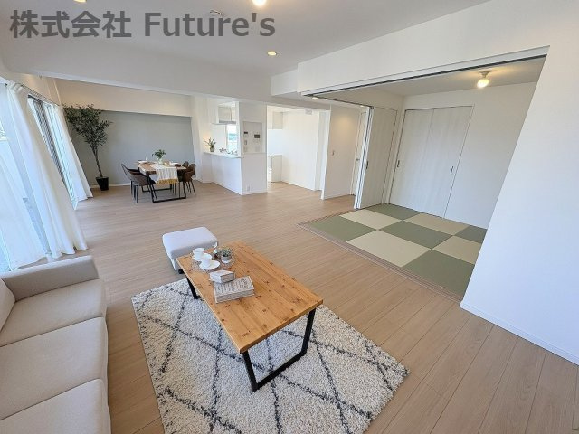 26.4帖の広々としたリビングです。6帖の和室の扉を開けると更に広々空間です