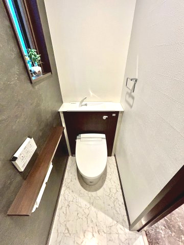 シックなアクセントクロスがおしゃれなトイレ空間
