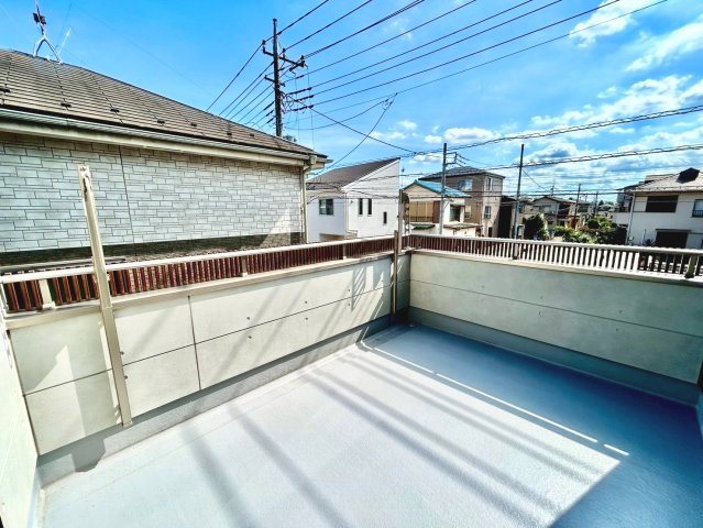お洗濯物やお布団もゆったり干せる広さがあり、晴れた日には心地よい時間を過ごせる空間です