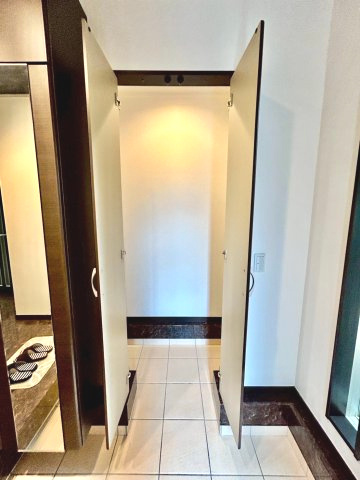 散らかりがちな玄関もすっきり片付くシューズインクローク付き。