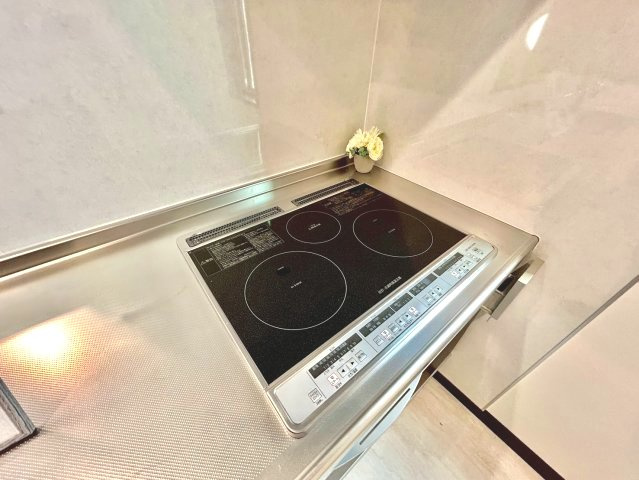 IHクッキングヒーターなのでお掃除しやすいフラットな天板で、毎日のお料理も快適。